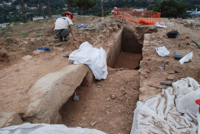 Cisterna en forma de "L" que connecta amb una de rectangular descoberta l'any 2007