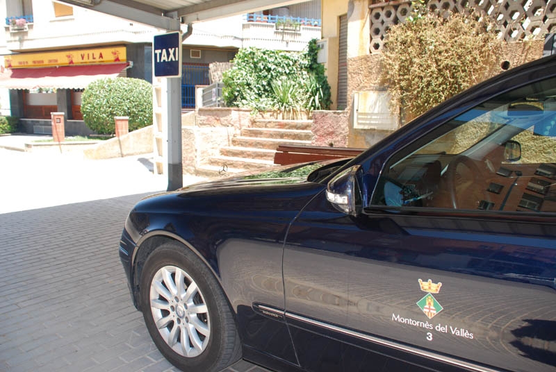 Un dels vehicles que presten el servei d'autotaxi a la parada de la rambla de Sant Sadurní