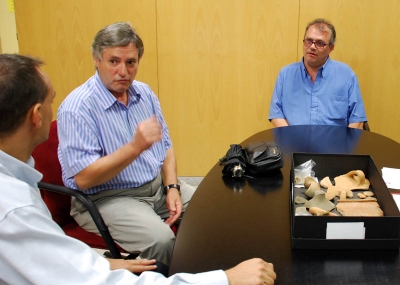 Un moment de la signatura del conveni formalitzat el passat 1 d'octubre amb l'associació "Els Blaus" per la donació de peces ibèriques