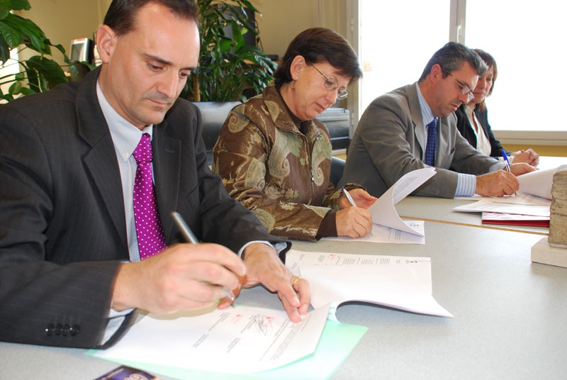 Signatura del conveni per part dels alcaldes de Montornès i de Montmeló, i de la directora de l'ICAC
