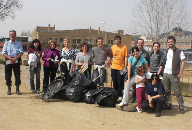 Alguns dels voluntaris que van participar a la jornada de neteja del Riu Mogent