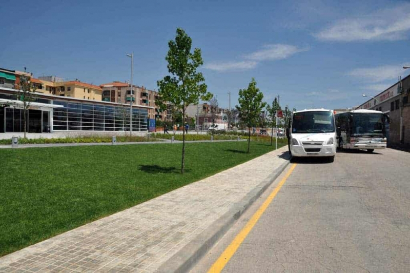 Parada de bus al davant de l'estació de Renfe de Montmeló